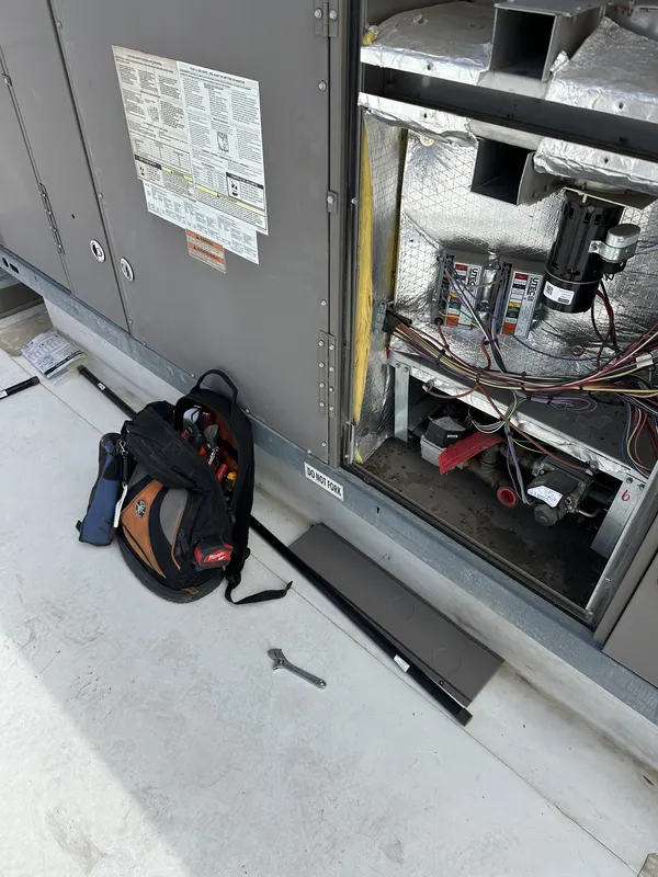 Gas furnace burner assembly with steady blue flames during service